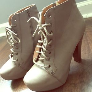 Tan women’s size 7 Qupid booties
